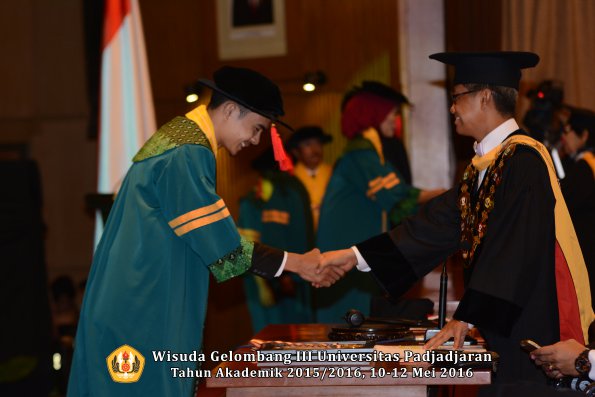 Wisuda Unpad Gel III TA 2015_2016  Fakultas Hukum oleh Rektor 047