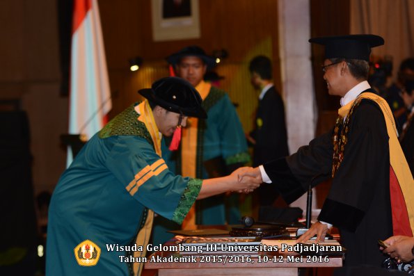 Wisuda Unpad Gel III TA 2015_2016  Fakultas Hukum oleh Rektor 052