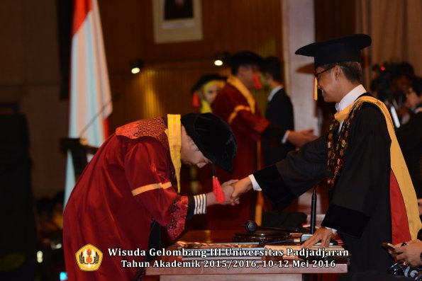 Wisuda Unpad Gel III TA 2015_2016  Fakultas Hukum oleh Rektor 057