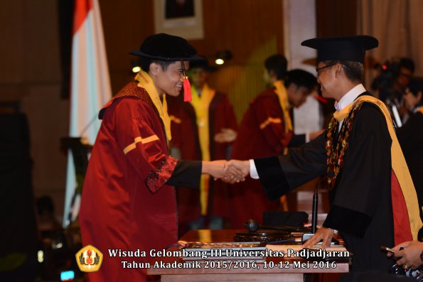 Wisuda Unpad Gel III TA 2015_2016  Fakultas Hukum oleh Rektor 060