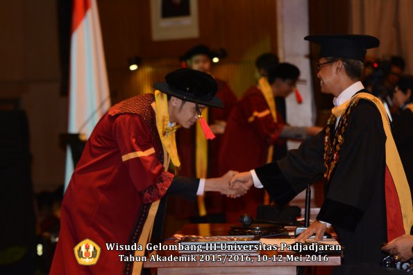 Wisuda Unpad Gel III TA 2015_2016  Fakultas Hukum oleh Rektor 061