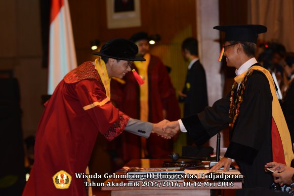 Wisuda Unpad Gel III TA 2015_2016  Fakultas Hukum oleh Rektor 062