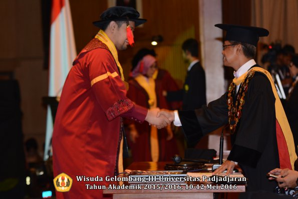 Wisuda Unpad Gel III TA 2015_2016  Fakultas Hukum oleh Rektor 063