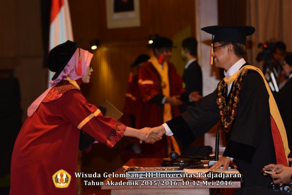 Wisuda Unpad Gel III TA 2015_2016  Fakultas Hukum oleh Rektor 064