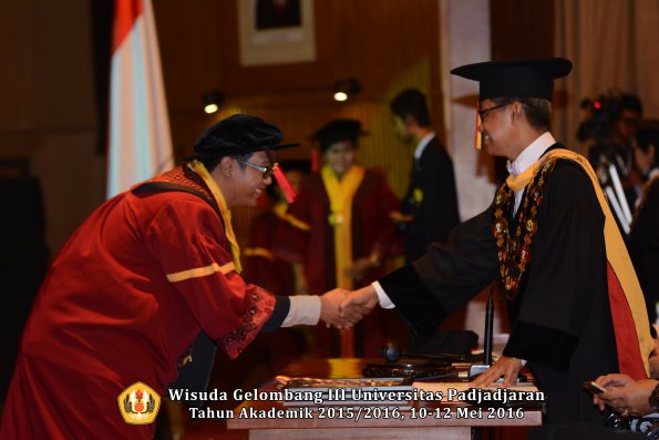 Wisuda Unpad Gel III TA 2015_2016  Fakultas Hukum oleh Rektor 070