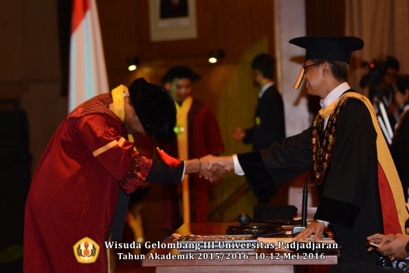 Wisuda Unpad Gel III TA 2015_2016  Fakultas Hukum oleh Rektor 073