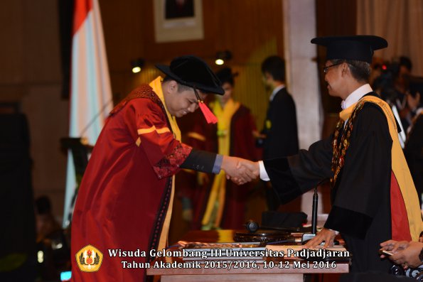 Wisuda Unpad Gel III TA 2015_2016  Fakultas Hukum oleh Rektor 074