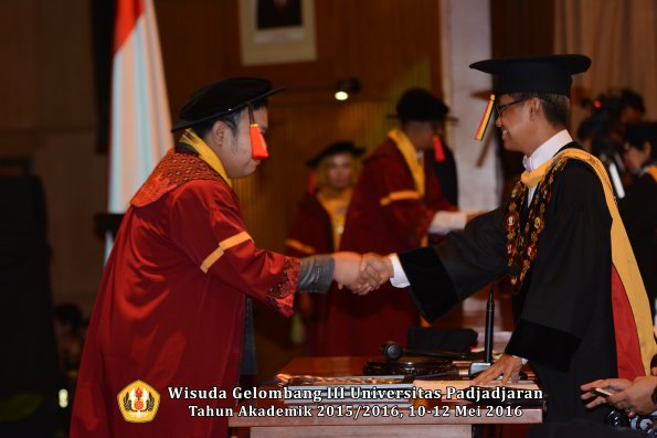 Wisuda Unpad Gel III TA 2015_2016  Fakultas Hukum oleh Rektor 076