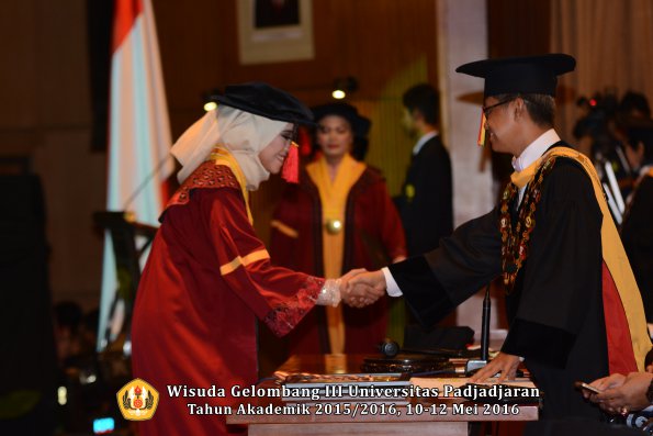 Wisuda Unpad Gel III TA 2015_2016  Fakultas Hukum oleh Rektor 081