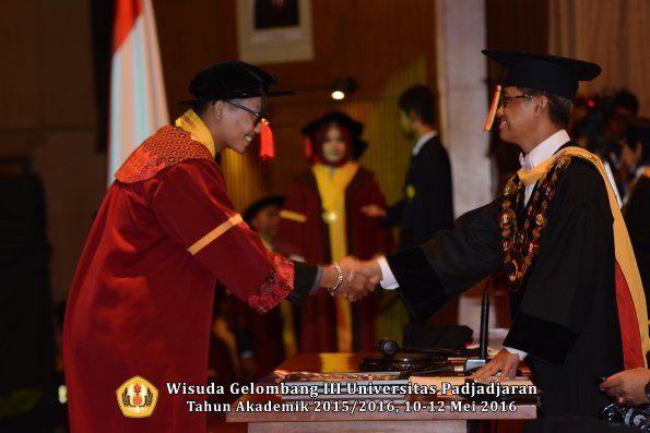 Wisuda Unpad Gel III TA 2015_2016  Fakultas Hukum oleh Rektor 085