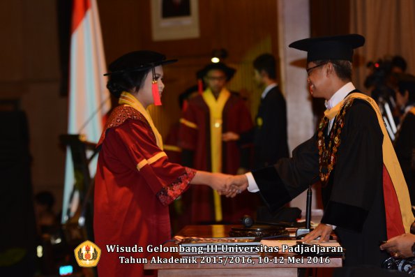 Wisuda Unpad Gel III TA 2015_2016  Fakultas Hukum oleh Rektor 089