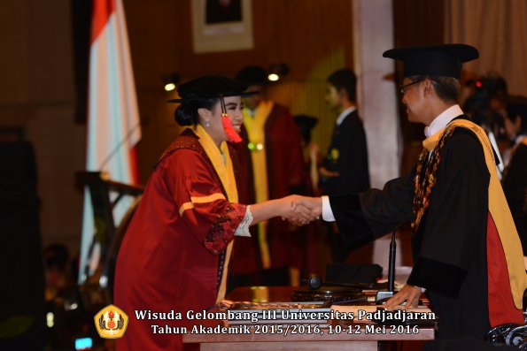 Wisuda Unpad Gel III TA 2015_2016  Fakultas Hukum oleh Rektor 091