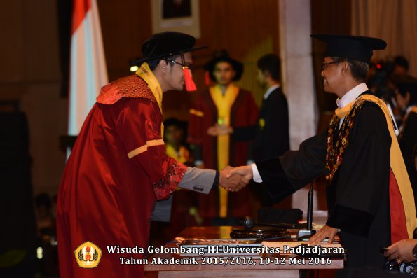 Wisuda Unpad Gel III TA 2015_2016  Fakultas Hukum oleh Rektor 103