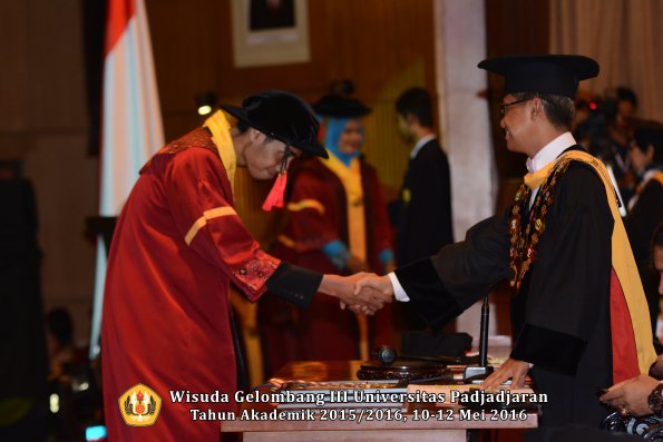 Wisuda Unpad Gel III TA 2015_2016  Fakultas Hukum oleh Rektor 107