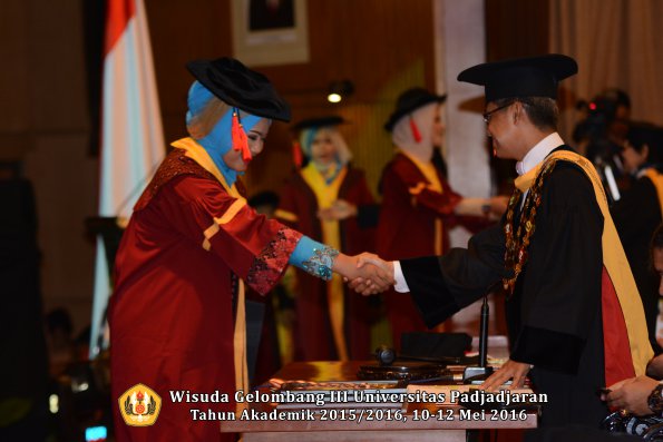 Wisuda Unpad Gel III TA 2015_2016  Fakultas Hukum oleh Rektor 108