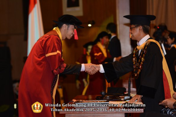 Wisuda Unpad Gel III TA 2015_2016  Fakultas Hukum oleh Rektor 112