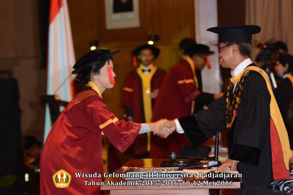 Wisuda Unpad Gel III TA 2015_2016  Fakultas Hukum oleh Rektor 114
