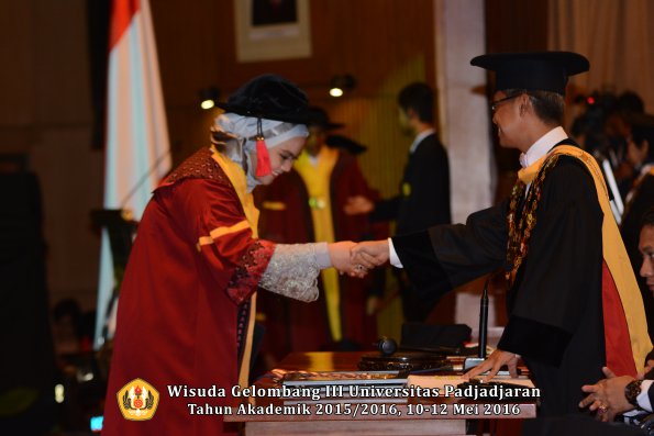 Wisuda Unpad Gel III TA 2015_2016  Fakultas Hukum oleh Rektor 117