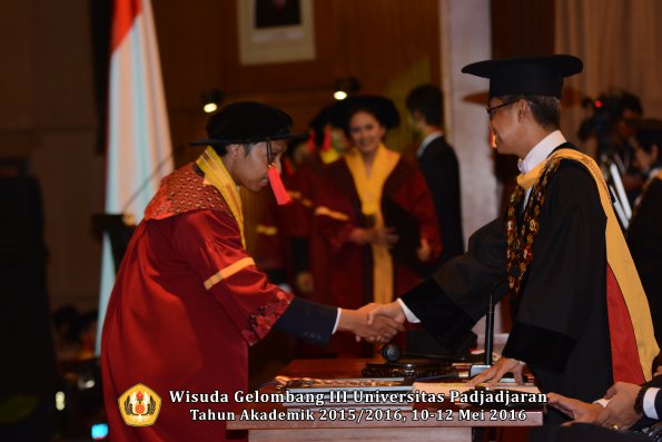 Wisuda Unpad Gel III TA 2015_2016  Fakultas Hukum oleh Rektor 122