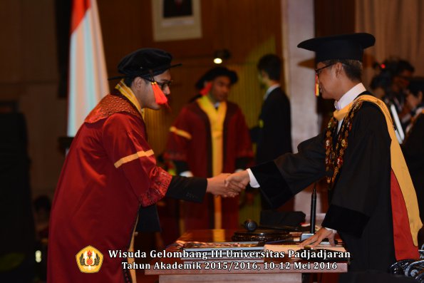 Wisuda Unpad Gel III TA 2015_2016  Fakultas Hukum oleh Rektor 124