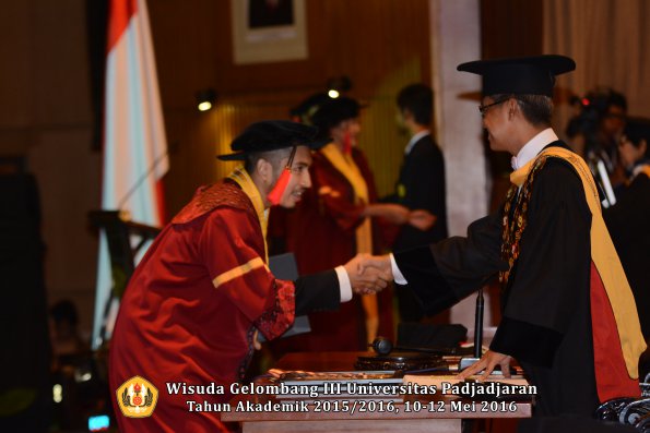 Wisuda Unpad Gel III TA 2015_2016  Fakultas Hukum oleh Rektor 126