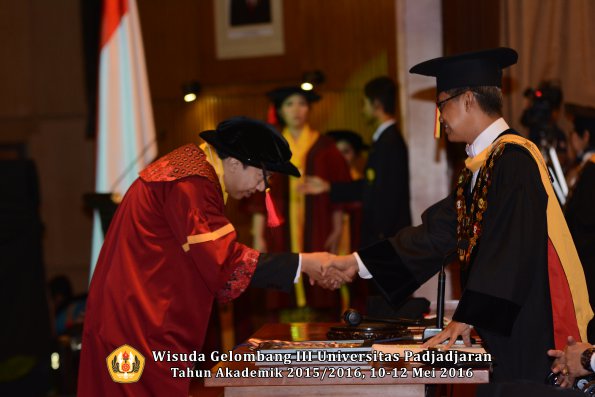 Wisuda Unpad Gel III TA 2015_2016  Fakultas Hukum oleh Rektor 133