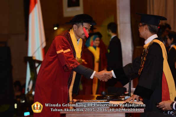 Wisuda Unpad Gel III TA 2015_2016  Fakultas Hukum oleh Rektor 137