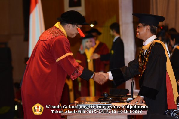 Wisuda Unpad Gel III TA 2015_2016  Fakultas Hukum oleh Rektor 162