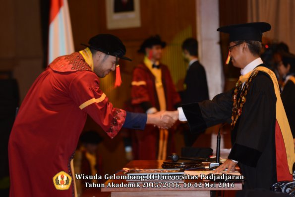 Wisuda Unpad Gel III TA 2015_2016  Fakultas Hukum oleh Rektor 167