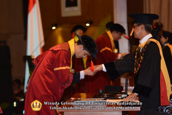 Wisuda Unpad Gel III TA 2015_2016  Fakultas Hukum oleh Rektor 170