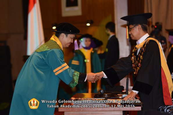 Wisuda Unpad Gel III TA 2015_2016 Fakultas Kedokteran Gigi oleh Rektor  001