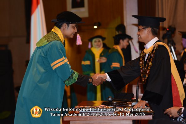 Wisuda Unpad Gel III TA 2015_2016 Fakultas Kedokteran Gigi oleh Rektor  008