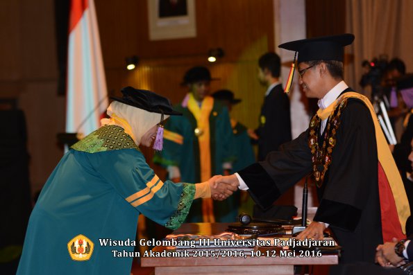 Wisuda Unpad Gel III TA 2015_2016 Fakultas Kedokteran Gigi oleh Rektor  010