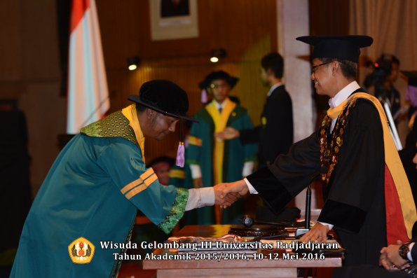 Wisuda Unpad Gel III TA 2015_2016 Fakultas Kedokteran Gigi oleh Rektor  011