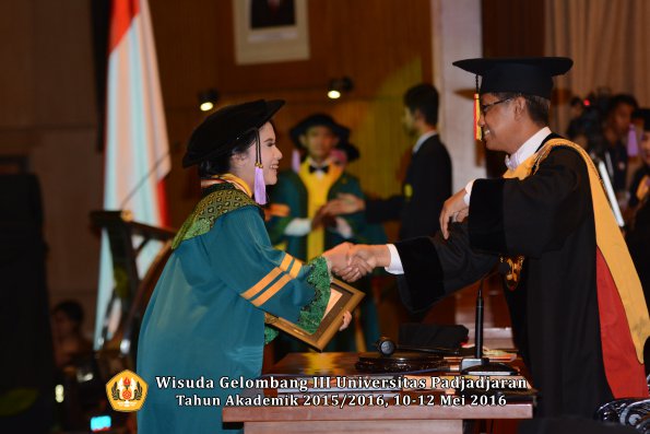 Wisuda Unpad Gel III TA 2015_2016 Fakultas Kedokteran Gigi oleh Rektor  013