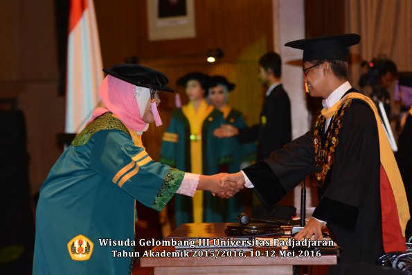 Wisuda Unpad Gel III TA 2015_2016 Fakultas Kedokteran Gigi oleh Rektor  016