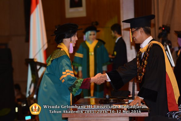Wisuda Unpad Gel III TA 2015_2016 Fakultas Kedokteran Gigi oleh Rektor  017