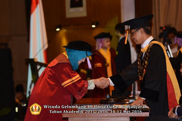 Wisuda Unpad Gel III TA 2015_2016 Fakultas Kedokteran Gigi oleh Rektor  025