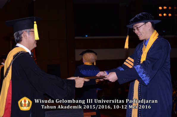 Wisuda Unpad Gel III TA 2015_2016  Fakultas Ekonomi dan Bisnis oleh Dekan 012