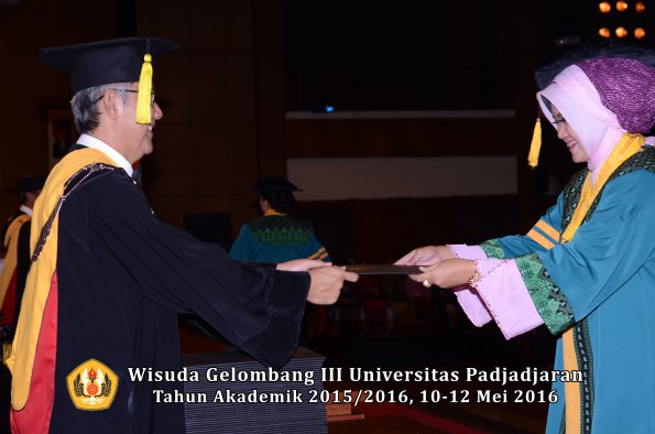Wisuda Unpad Gel III TA 2015_2016  Fakultas Ekonomi dan Bisnis oleh Dekan 103