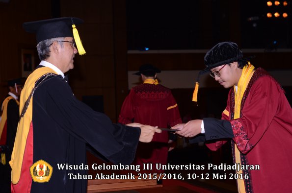 Wisuda Unpad Gel III TA 2015_2016  Fakultas Ekonomi dan Bisnis oleh Dekan 141