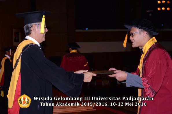 Wisuda Unpad Gel III TA 2015_2016  Fakultas Ekonomi dan Bisnis oleh Dekan 144