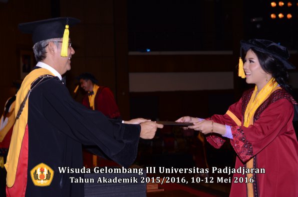Wisuda Unpad Gel III TA 2015_2016  Fakultas Ekonomi dan Bisnis oleh Dekan 159