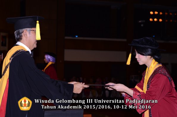 Wisuda Unpad Gel III TA 2015_2016  Fakultas Ekonomi dan Bisnis oleh Dekan 209