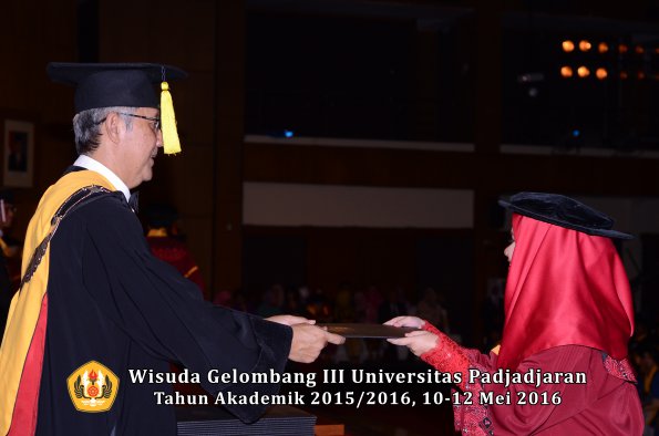 Wisuda Unpad Gel III TA 2015_2016  Fakultas Ekonomi dan Bisnis oleh Dekan 214