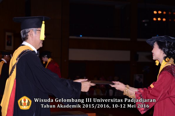 Wisuda Unpad Gel III TA 2015_2016  Fakultas Ekonomi dan Bisnis oleh Dekan 220