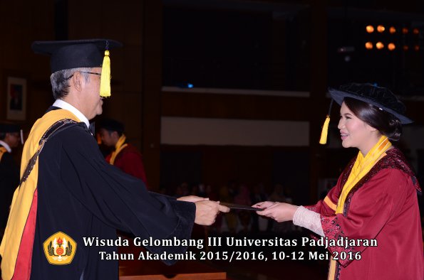 Wisuda Unpad Gel III TA 2015_2016  Fakultas Ekonomi dan Bisnis oleh Dekan 231