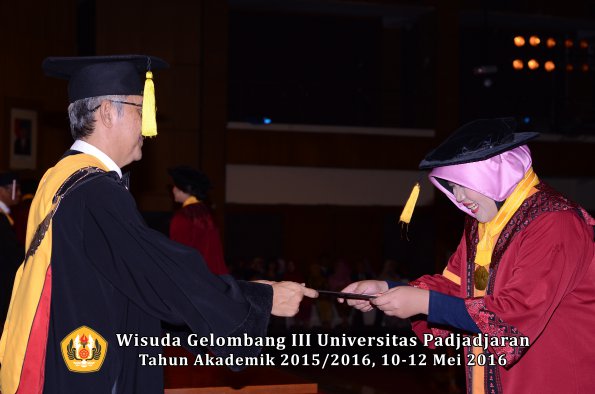 Wisuda Unpad Gel III TA 2015_2016  Fakultas Ekonomi dan Bisnis oleh Dekan 232