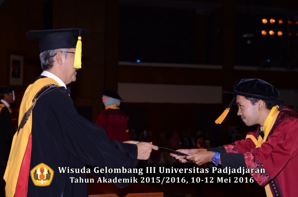 Wisuda Unpad Gel III TA 2015_2016  Fakultas Ekonomi dan Bisnis oleh Dekan 234
