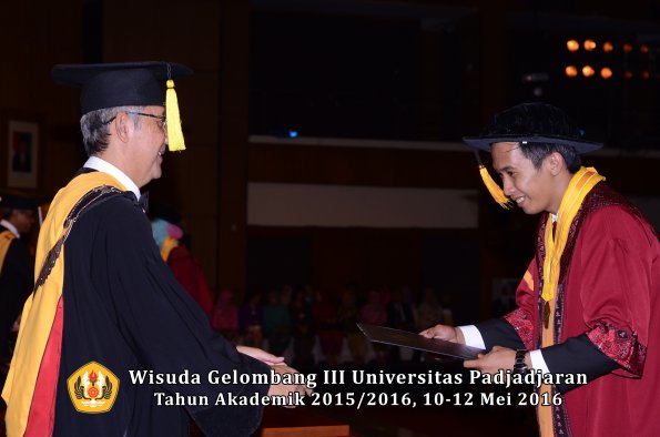 Wisuda Unpad Gel III TA 2015_2016  Fakultas Ekonomi dan Bisnis oleh Dekan 245